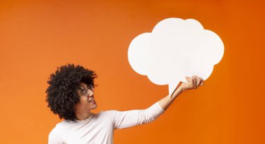 Pozitif afrika gür adam beyaz temiz diyalog kabarcık bakarak