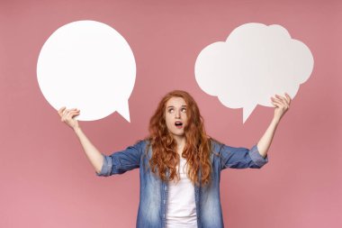 Zor bir seçim. Kızıl saçlı kızın elinde iki spech kabarcıklar.