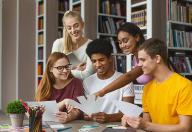 Yeni proje için renk dokusu nu seçen genç grafik tasarımcıları