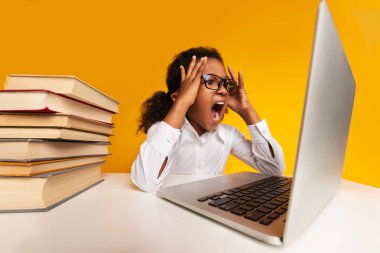Agresif İlköğretim Öğrenci Kız Masada Oturan Laptop At Screaming
