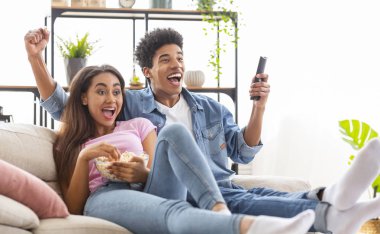 Siyah Çift Televizyon Ve Tezahürat Spor İzliyor