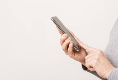 Olgun kadın elinde modern akıllı telefon Closeup