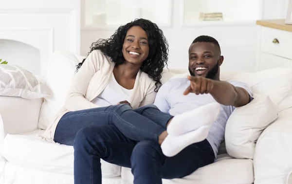 Rindo casal milenar assistindo filme de comédia na tv — Fotografia de Stock