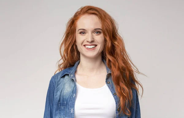 Portrait of beautiful redhead girl smiling to camera — Stock Photo, Image