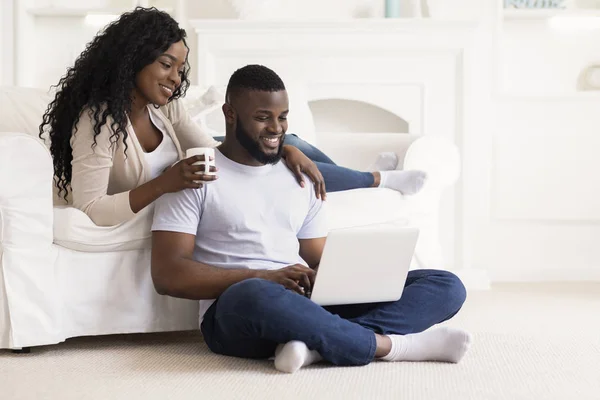 Casal preto passar a noite juntos, assistindo filme no laptop — Fotografia de Stock