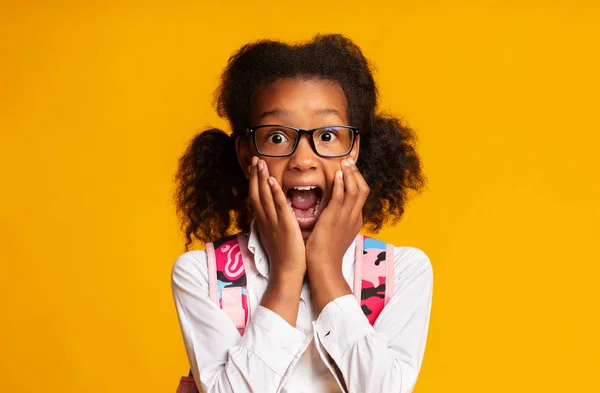 Scared Elementary Student Girl Screaming Looking At Camera, Studio Shot — Stock Photo, Image