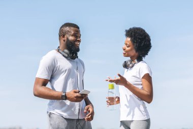 Afro Coach Guy Dışında Sabah Jog sırasında Kız talking