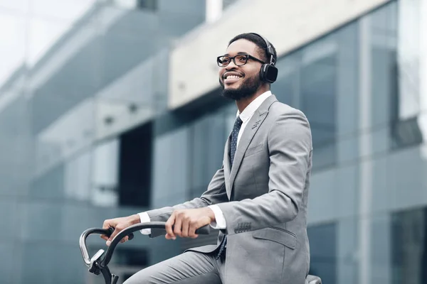 Bom trabalho. Empresário andando de bicicleta para o trabalho, ouvindo música — Fotografia de Stock