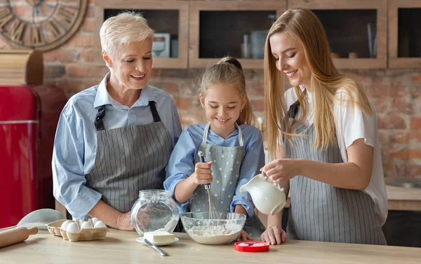 Jong meisje leren hoe om gebak te maken — Stockfoto