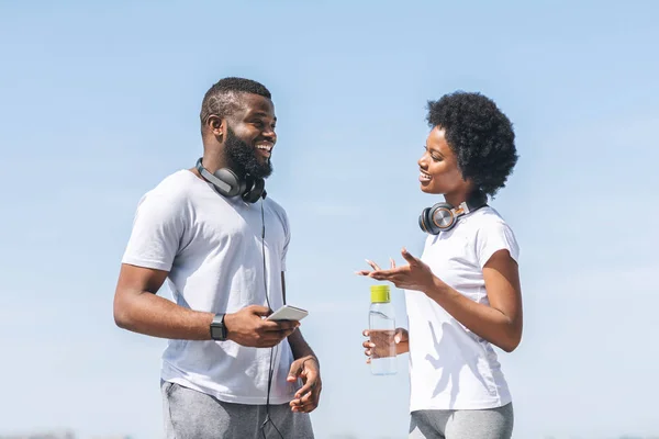 Άφρο προπονητής τύπος μιλάει με το κορίτσι κατά τη διάρκεια του πρωινού τρέξιμο έξω — Φωτογραφία Αρχείου