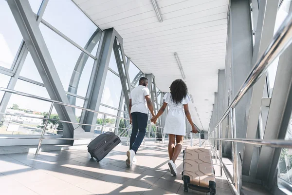 Amante afroamericano hombre y mujer caminando en el aeropuerto — Foto de Stock