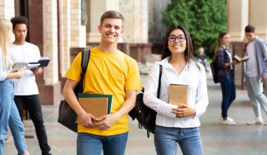 Üniversite kampüsünde mola mutlu üniversite sınıf arkadaşları