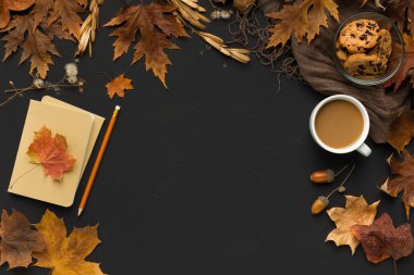 Siyah arka plan üzerinde yaratılış için sonbahar atmosferi