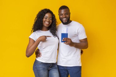 Mutlu genç siyah çift pasaport ve bilet holding