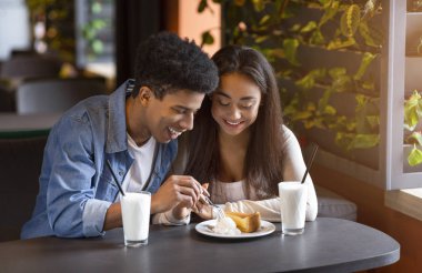 Kafede dondurma ile cheesecake yemek gençlerin çift