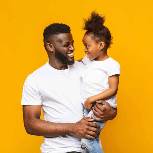 Feliz afro papá abrazando con su lindo bebé hija — Foto de Stock