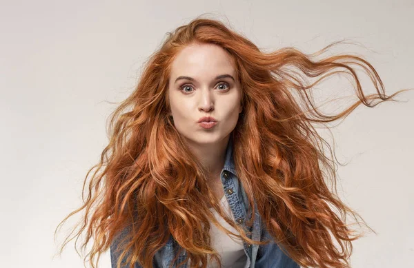 Redhead meisje verzenden lucht kus naar camera — Stockfoto