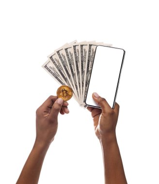 Btc sikke tutan kadın, boş ekran ve nakit ile akıllı telefon
