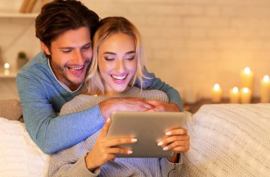Tablet Kullanan Çift Akşamları Kanepede Oturan Film İzle