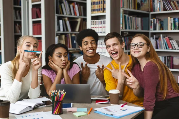 Groep internationale studenten die plezier hebben tijdens het studeren — Stockfoto
