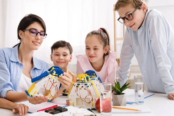 Teacher showing modern robot to children in classroom — Stock Photo, Image