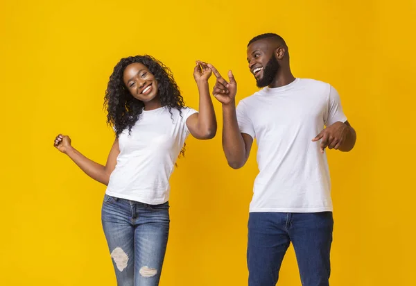 年轻的非洲夫妇在黄色背景跳舞 — 图库照片
