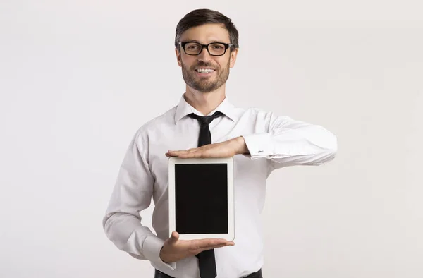 Kerl zeigt leeren Tablet-Bildschirm auf weißem Hintergrund, Attrappe — Stockfoto