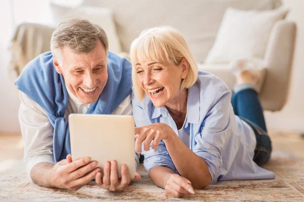 Starší dvojice používající Tablet PC s videovoláním s vnoučatům — Stock fotografie
