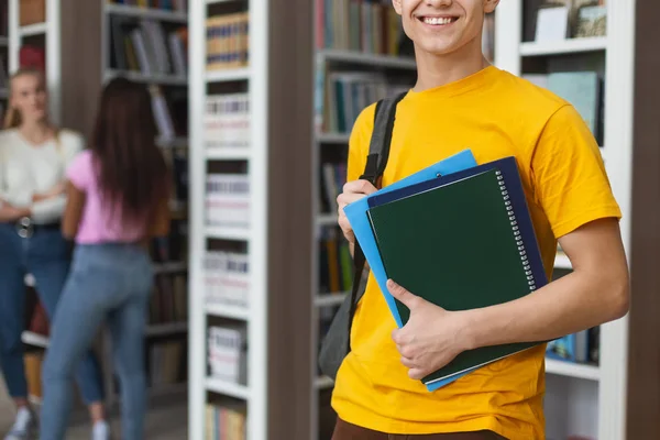 他の学生のグループの前でポーズをとる男 — ストック写真