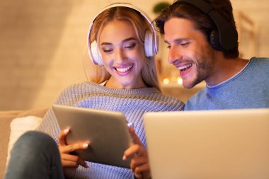 Mutlu Eşler Tablet Bilgisayarlar Kullanarak Kulaklık Kapalı Giyen