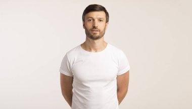 Elleri Arkadan Kameraya Bakan Adam, İzole