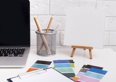 Ofis masasında renk paleti ile Designer işyeri nin kapatılması