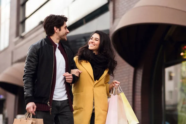 Millennial couple shopping at weekend, walking outdoors — Stock Photo, Image