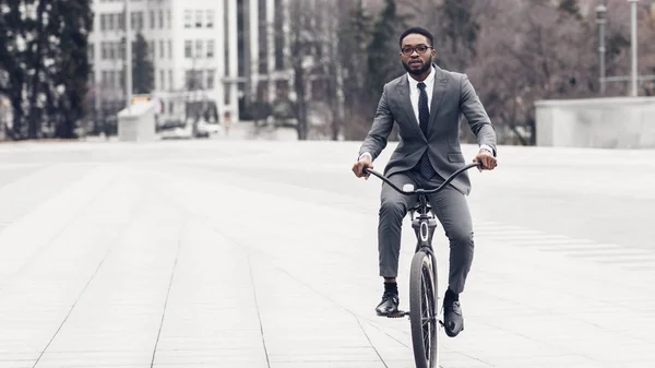 Empresário andando de bicicleta para escritório, espaço livre — Fotografia de Stock