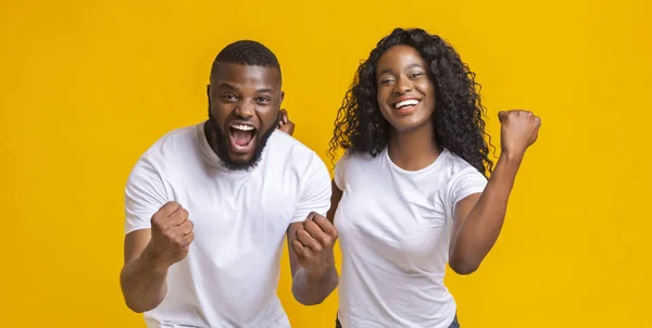 Африканський чоловік і жінка радіти успіху разом — стокове фото