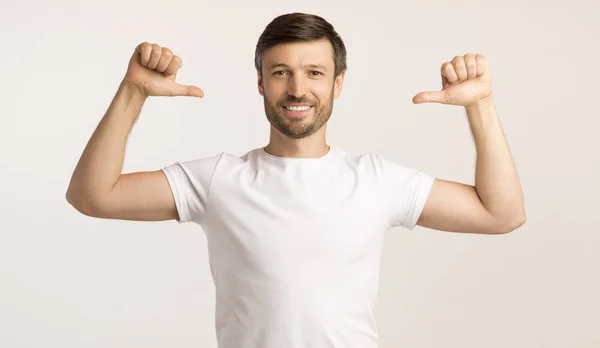 Mann zeigt Daumen auf sich selbst auf weiß, Studioaufnahme — Stockfoto