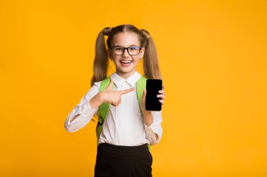 Heyecanlı Kız Boş Akıllı Telefon Ekranında Parmak İşaret, Stüdyo Shot