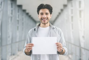 Havaalanında isim panosu tutan dost bin yıllık adam