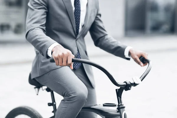자전거에 일하는 사업가, 핸들 바에 손을 잡고 — 스톡 사진