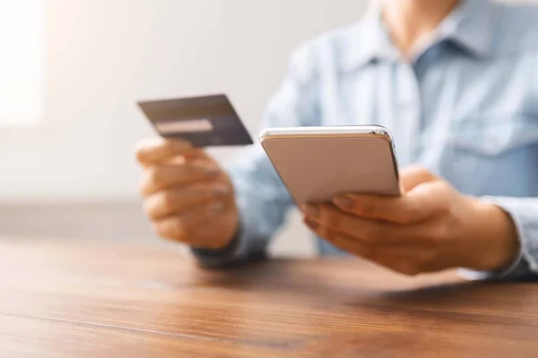 Mulher usando cartão de crédito e smartphone para compras on-line — Fotografia de Stock