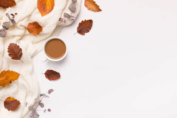 创造性的平铺落叶，温暖的围巾和咖啡在白色 — 图库照片