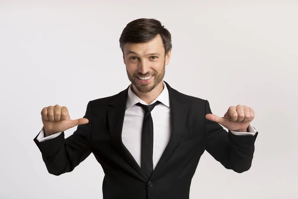 Positivo uomo d'affari che punta pollici a se stesso in studio — Foto Stock