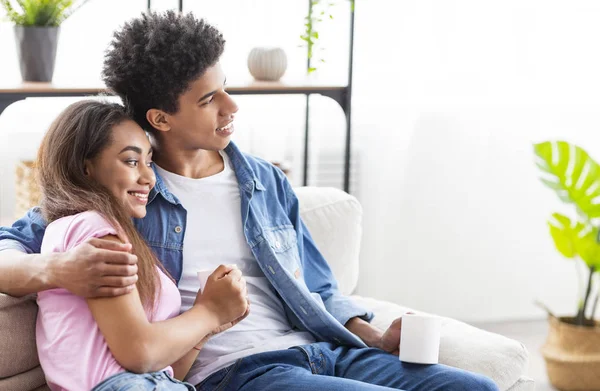 Evde kahve fincanı ile rahatlatıcı sevgi dolu çift