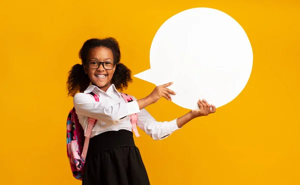 Écolière noire tenant la bulle de discours dans le studio — Photo