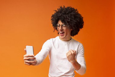 Duygusal Afrikalı adam cep telefonu mesajı okuma