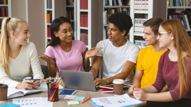 Akıllı afro kız arkadaşları ile yaratıcı fikirlerini paylaşan