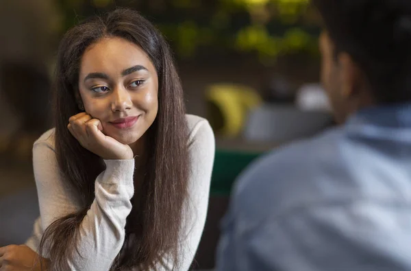 Flerte menina ouvindo seu novo namorado wth grande interesse — Fotografia de Stock