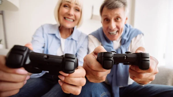 Joyeux couple de personnes âgées jouant à des jeux vidéo ensemble — Photo