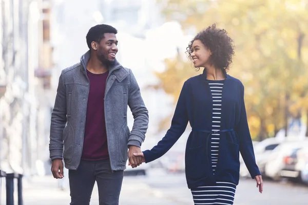 Africana giovane coppia innamorata a piedi dalla città di autunno — Foto Stock