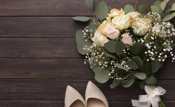 Svatební kytice a vysoké patové boty pro nevěstu na dřevo — Stock fotografie